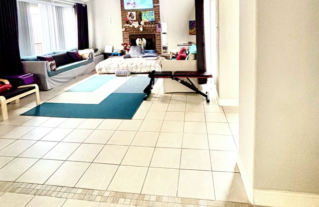 Bright Cozy Home Getaway + 2bedroom+sleep 6 + 2 private patios+ next to the park