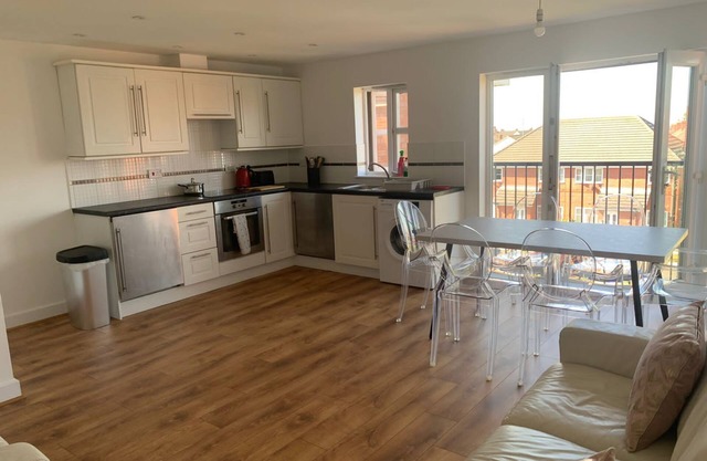 Bright modern 2 Bed Apartment Free Parking, walking distance to Crosby Beachn