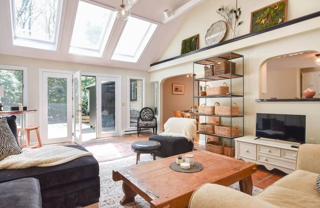 Bright & Open Central A/C Dog Friendly!