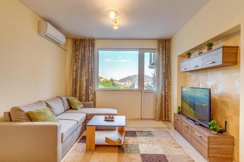 Bright retreat with Balcony & Mountain Views by Flat Manаger