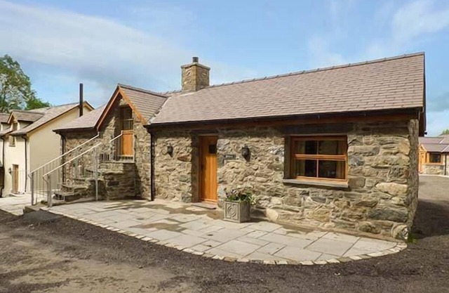 BRIWS, pet friendly, luxury holiday cottage, with hot tub in Llangwm