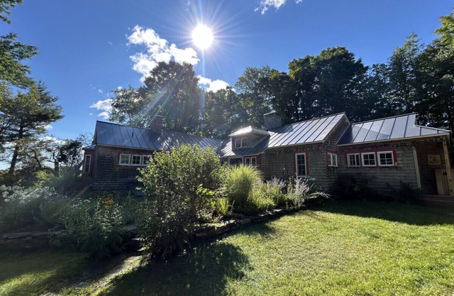 Bromley Farmhouse close to skiing and hikes