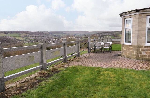 BRONTE VIEW HIDEAWAY, character holiday cottage in Oakworth