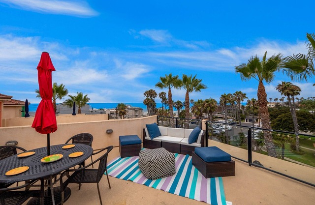 Buccaneer Beach Lookout Amazing home, ocean-view rooftop deck - steps to beach, garage & central AC