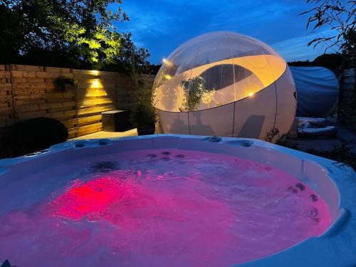 Bulle du puits avec jacuzzi et sauna privatif
