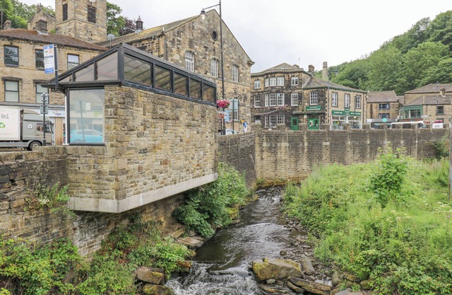 BUMBLE COTTAGE, pet friendly, with a garden in Netherthong