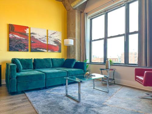 Business Ready 2BR Apartment in South Loop with Skyline view, Optional parking & Gym Access Close to McCormick, Downtown & CTA
