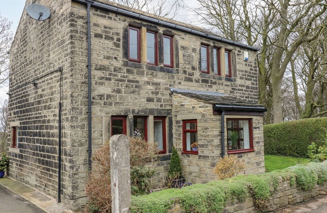 BUTTS COTTAGE, character holiday cottage in Farnley Tyas