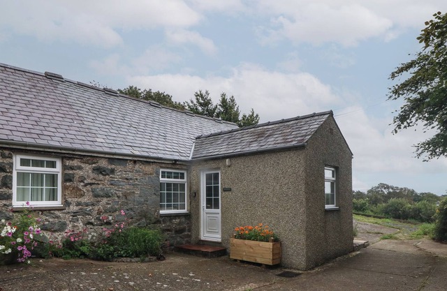 BWTHYN, pet friendly, with a garden in Criccieth