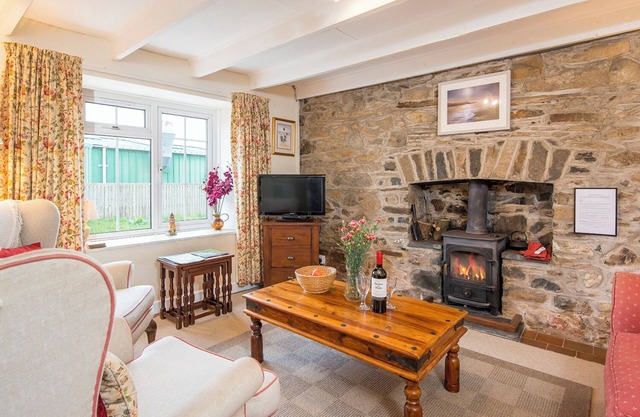 Bwthyn-To-Maen, Holiday Cottage Trefin, Sleeps 4, 2 bedrooms, bathrooms