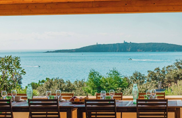 Cala Rossa, Superb villa with sea view and beach 5mn walk away