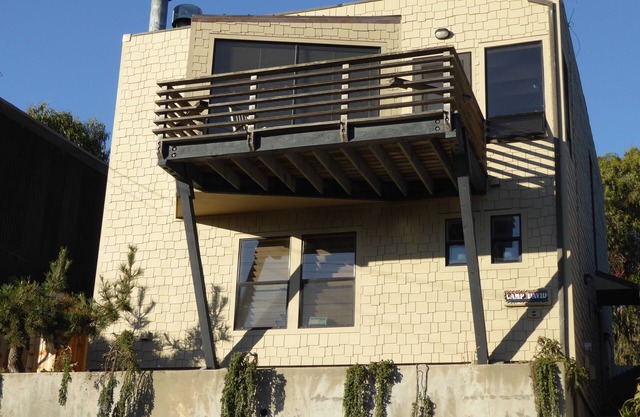 CAMP DAVID ~ A LIGHT FILLED CONTEMPORARY HOME. MINUTES FROM BEACH. SLEEPS 4.