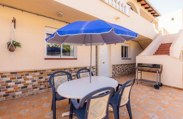 "Can Caragol" Holiday Apartment with Private Terrace, A/C & WiFi