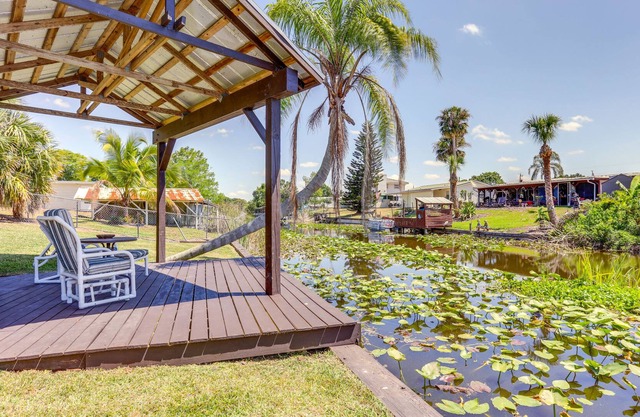 Canal-Front Okeechobee Retreat: On-Site Fishing!