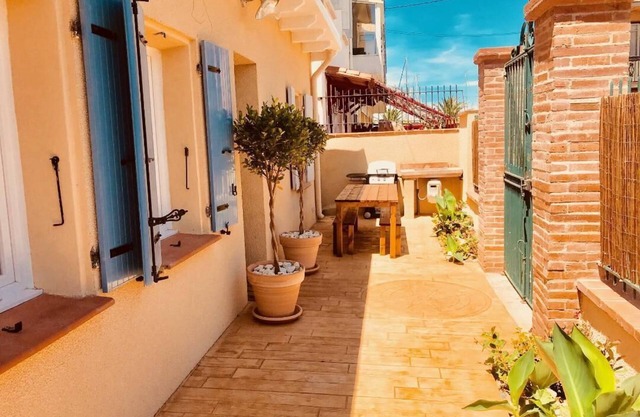 Canétoise located 50 m from the sea, 2 to 7 pers, air conditioning, private parking.