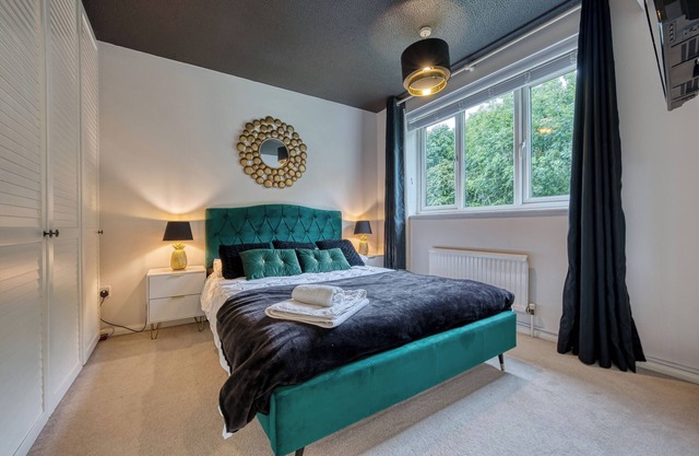 CAPRI 13 SA -Close to Uni & M1* Free Wifi *Free Parking *Long Stay Welcome