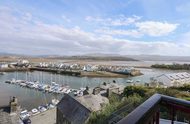 CAPTAIN'S REST, pet friendly, country holiday cottage in Porthmadog