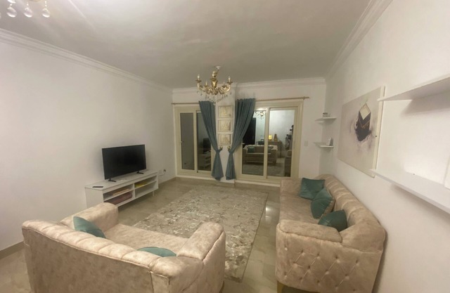 Captivating In New Cairo!n3-bdrm apartment near the AUC with WiFi & AC