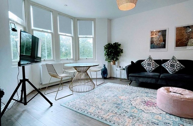 Cardiff Luxury apartment free off-road parking.