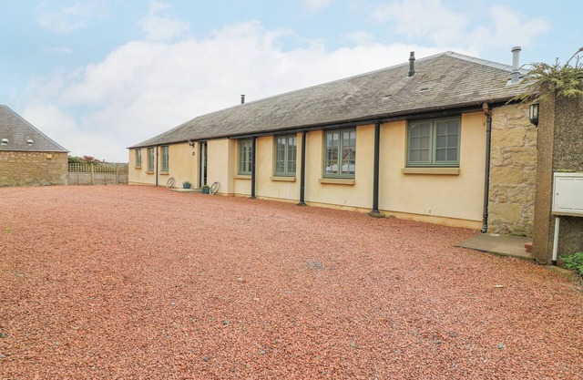 CARTSHED, luxury holiday cottage, with open fire in Kelso