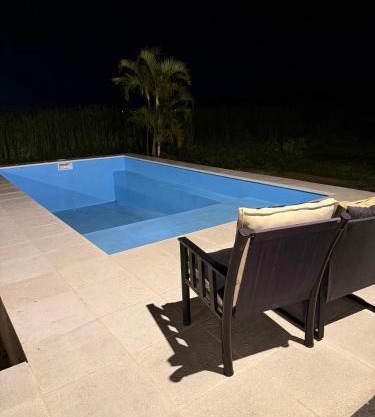 Casa con Piscina sobre Laguna Brava - Tranquilidad y Naturaleza en Barrio Privado