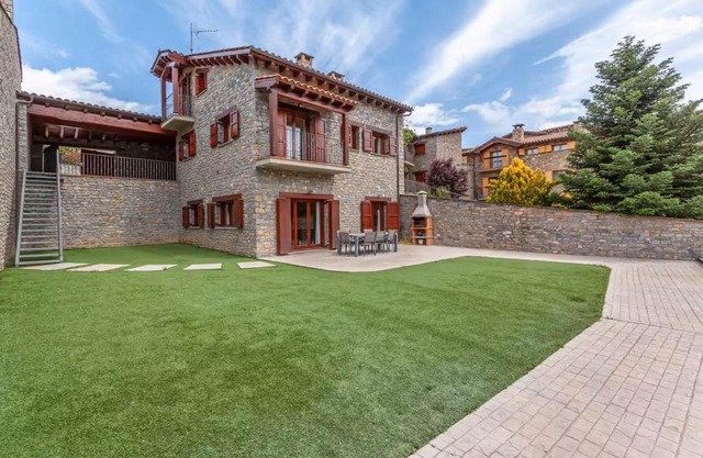 Casa ideal para 10 personas con amplia terraza y vistas