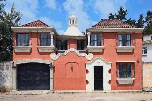 Casa tipo colonial en las faldas del cerro del baul