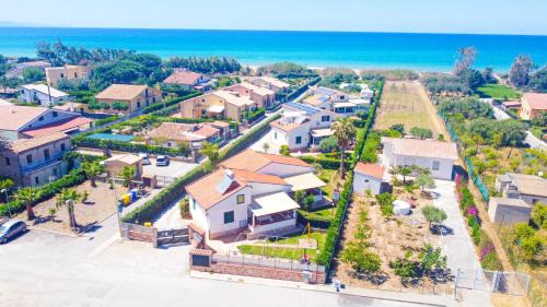 Case Vacanze Mare Nostrum - Villas in front of the Beach with Pool