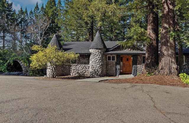 Castle Home w/Vineyard Views, Hot Tub & Pool Table