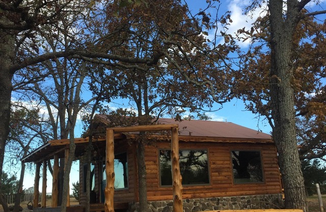 Cedar & Stone B&B, secluded, rustic-chic cabin close to Blue River. Tishomingo