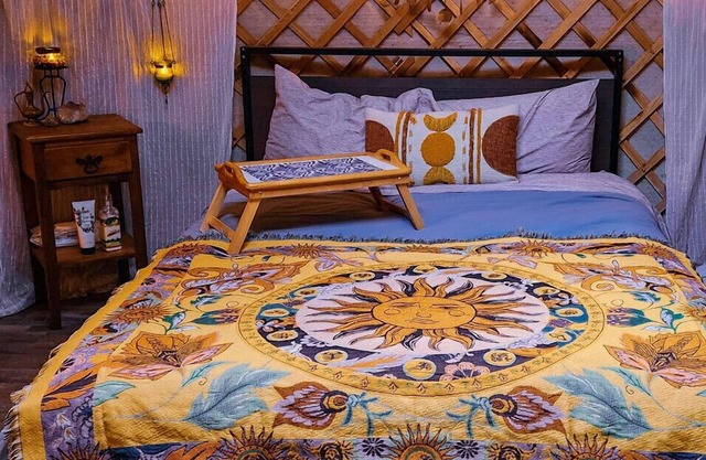 Celestial Yurt | Cedar Hot Tub | 1 hr to Skiing & Mt Rainier