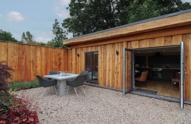 CELYN, pet friendly, character holiday cottage in Llangadfan