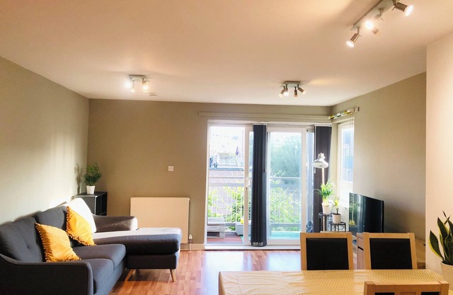 Central Spacious Flat with free parking& Superfast Wi-Fi