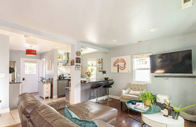 Centrally located 2-bedroom home in Millcreek with nice amenities 🏙️ 🏞️