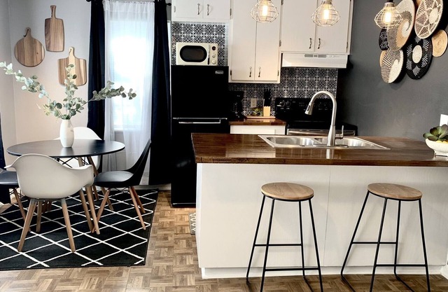 Centrally located apartment with full kitchen and free parking