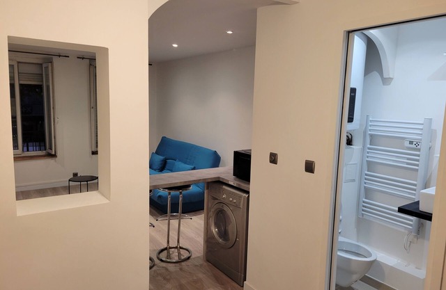 Centreville Studio Steps From Metro