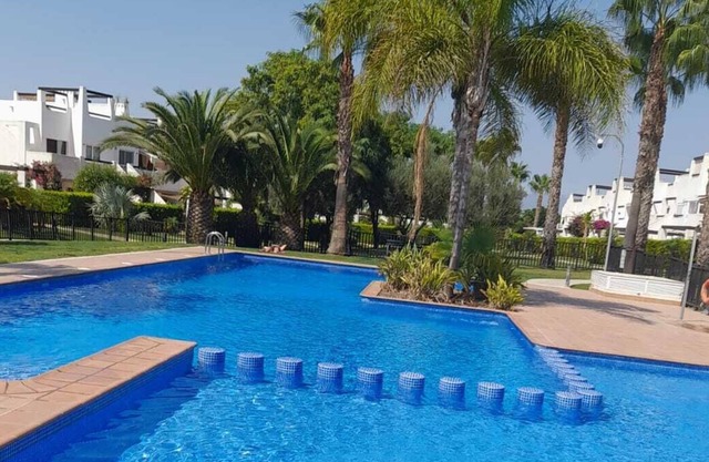 Cheerful townhouse with porch and jacuzzi