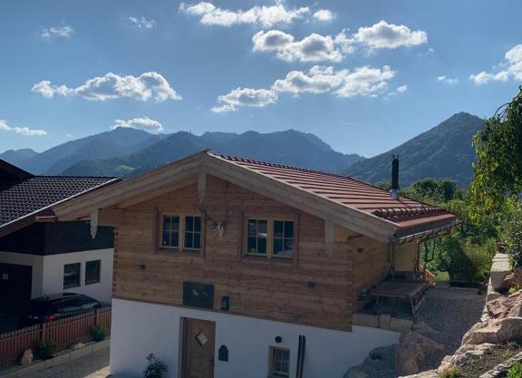 Chalet BERGSUCHT in Ruhpolding Bayern, Traumlage am sonnigen Südhang, kostenlose Parkplätze, schnelles WLAN, ruhige Sackgasse, NETFLIX inklusive