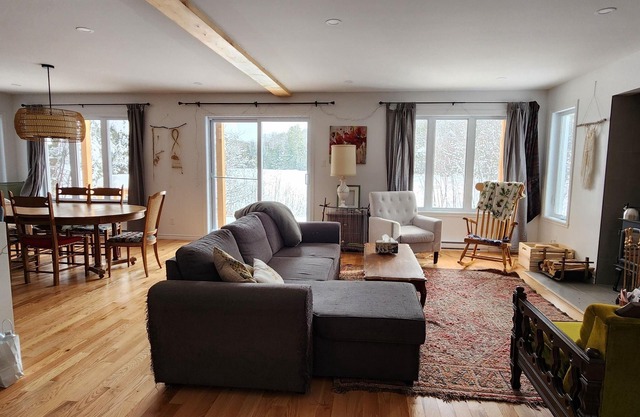 Chalet familial au bord du lac. Family getaway on the lake close to Montreal.