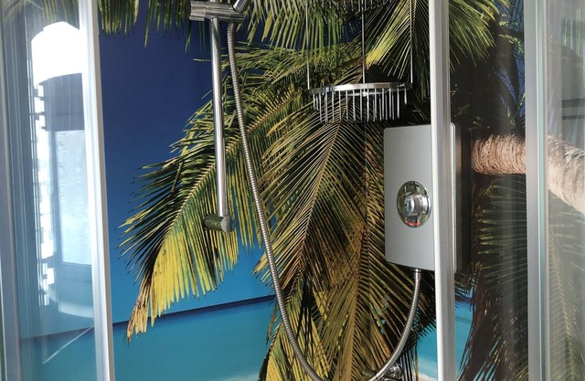 Chalet Full Panoramic Sea views. Quiet, relaxing, Beach, slipway & Cliffs