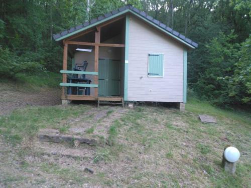 Chalet nature et lac dans parc résidentiel de loisirs