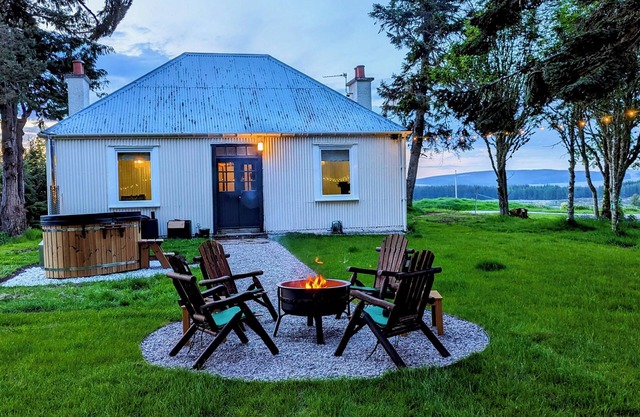 CHALLENGER BOTHY, pet friendly, character holiday cottage in Lairg