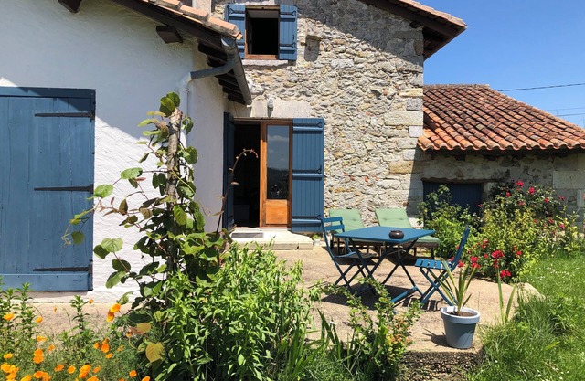 Chambre d'hôtes la Floralie, overlooking the garden and fields!