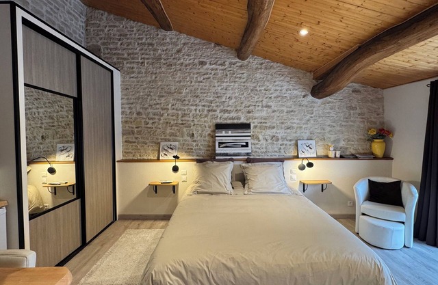 Chambre d'hôtes les Rozières in the Marais Poitevin, swimming pool, family suite