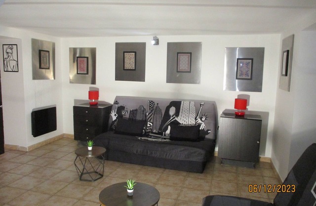 Chambre de 55m2 Entièrement Indépendante Avec Salon, Bureau et Espace Snacking