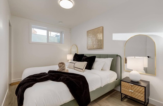 "Charcoal" Brand New 1-bed Townhome