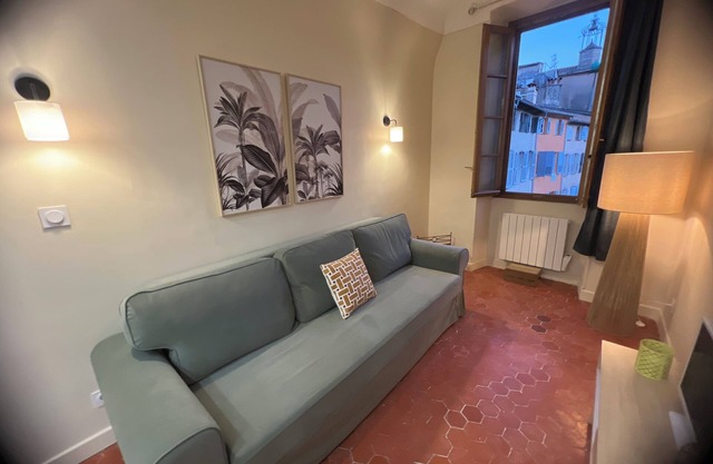 Charmant Appartement Meublé, au Cœur de la Ville des Parfums. Au Calme, Lumineux