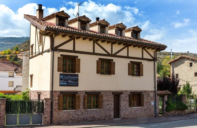 Charming House in Fresneda de la Sierra Tirón with Garden.