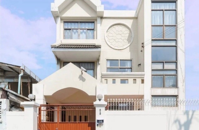 Charming 3-Storey house @ BTS Onnut Station