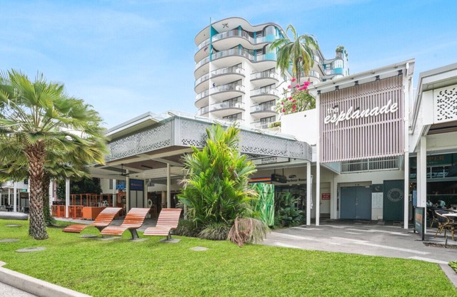 Charming 1-Bedroom Apartment with Rooftop Pool & Prime Cairns Location